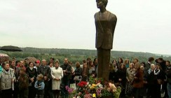 В Тарусе открыли памятник поэтессе Белле Ахмадулиной