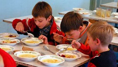 Школьников Калужской области обеспечили горячим питанием