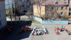 Ученики калужской школы выстроились в слово «Крым»
