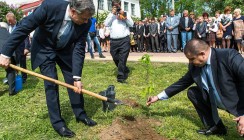 Губернатор принял участие в экологической акции, приуроченной к Всероссийскому дню посадки леса