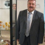 Министр природных ресурсов Владимир Жипа у стенда с янтарем