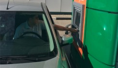 Сбербанк открыл первый банкомат для автомобилистов