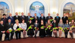 Анатолий Артамонов вручил государственные и областные награды землякам