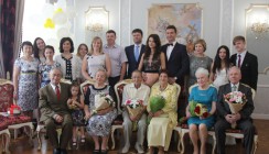 В Калуге поздравили юбиляров и новичков семейной жизни
