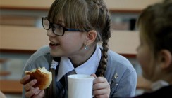 ВТБ предлагает оплатить питание школьников онлайн
