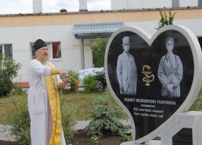 Подвигу в белых халатах