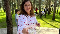 Аннушка уже натянула купальник